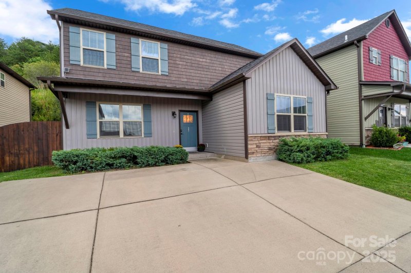 Property image 3 of 27 Mann Lane in Sycamore Cottages, Fletcher, NC 28732