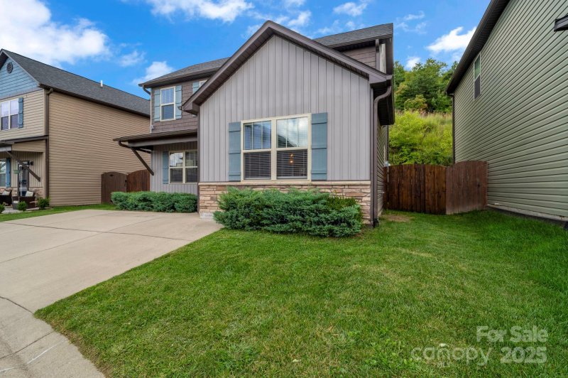 Property image 4 of 27 Mann Lane in Sycamore Cottages, Fletcher, NC 28732