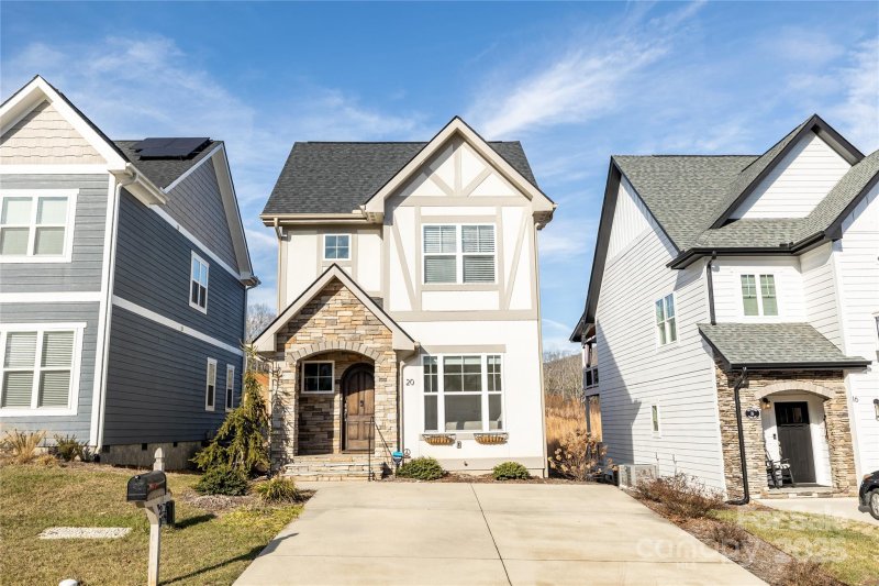Property image 2 of 20 Tudor Way in Tudor Croft, Black Mountain, NC 28711