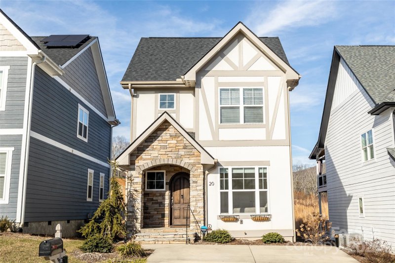 Property image 3 of 20 Tudor Way in Tudor Croft, Black Mountain, NC 28711