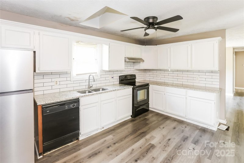 Property image 5 at 6010 Amberly Lane, Charlotte, NC 28213