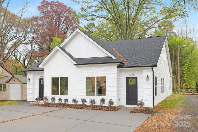 Property image 2 of 2425 Toddville Road in Todddville, Charlotte, NC 28214