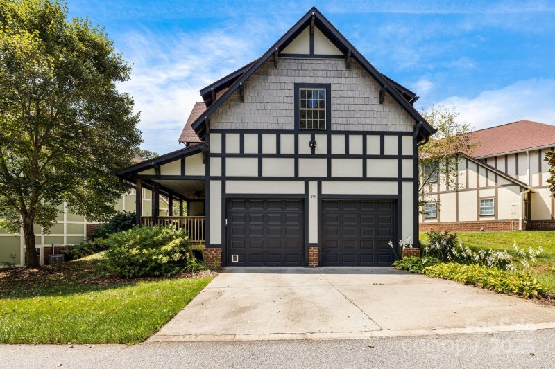 Property image 3 of 28 Trafalgar Circle in Albemarle Reserve, Asheville, NC 28805