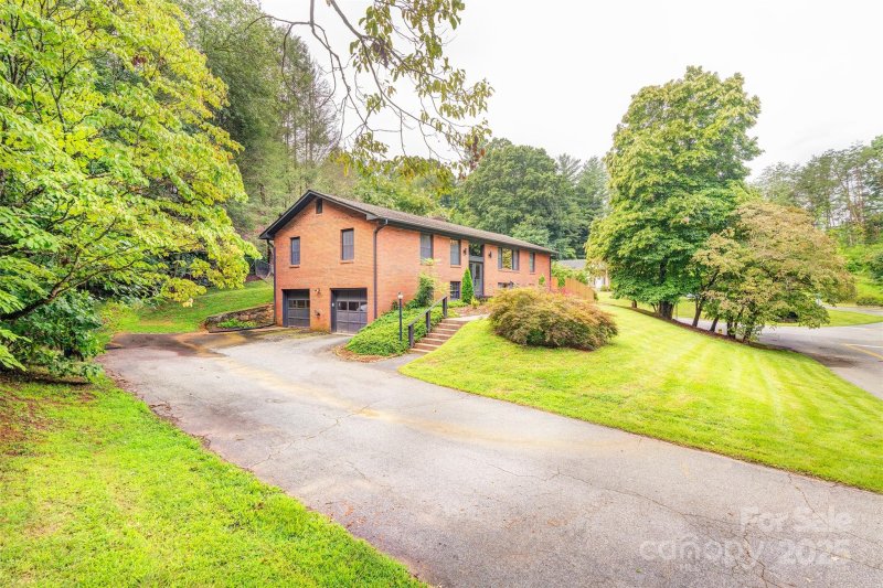 Property image 2 of 16 Beechwood Road in Redwood Forest, Asheville, NC 28805
