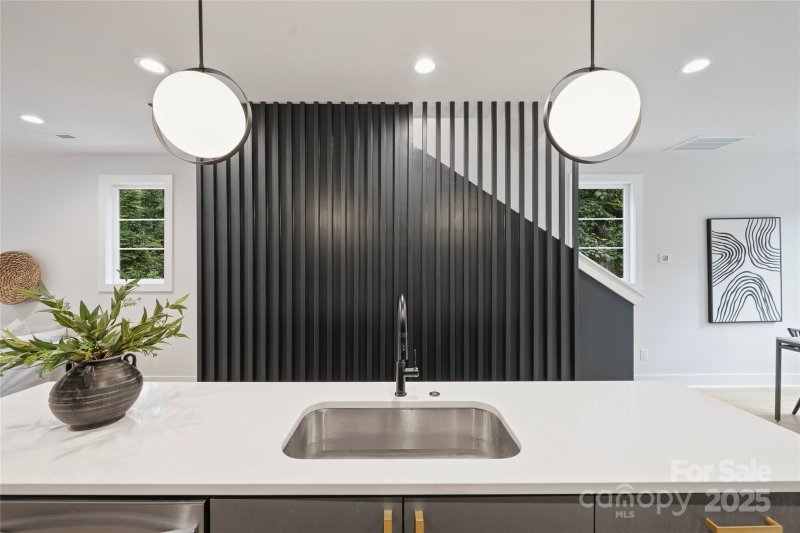 Property image 3 of 1314 Carolyn Drive in Commonwealth Park, Charlotte, NC 28205