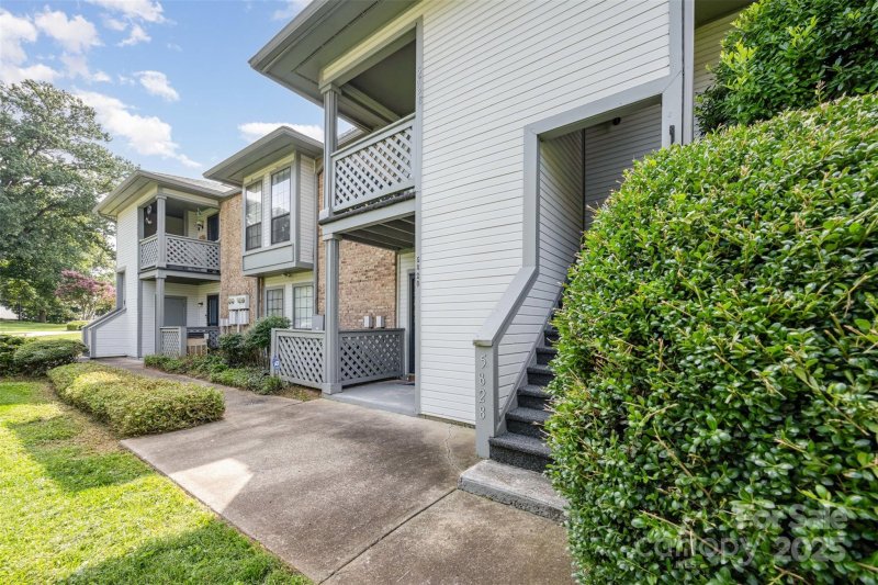 Property image 3 of 5828 Harris Grove Lane in Harris Lake, Charlotte, NC 28212