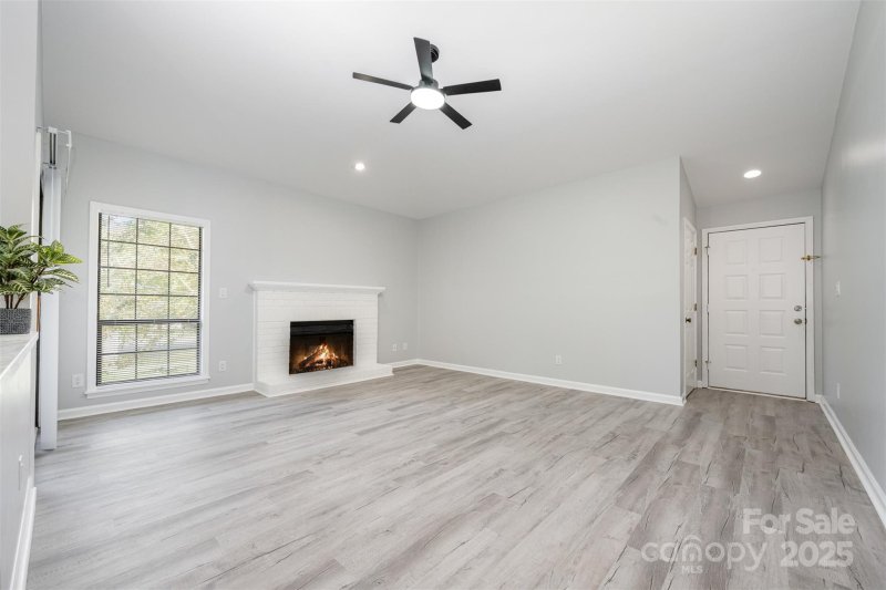 Property image 4 of 5828 Harris Grove Lane in Harris Lake, Charlotte, NC 28212