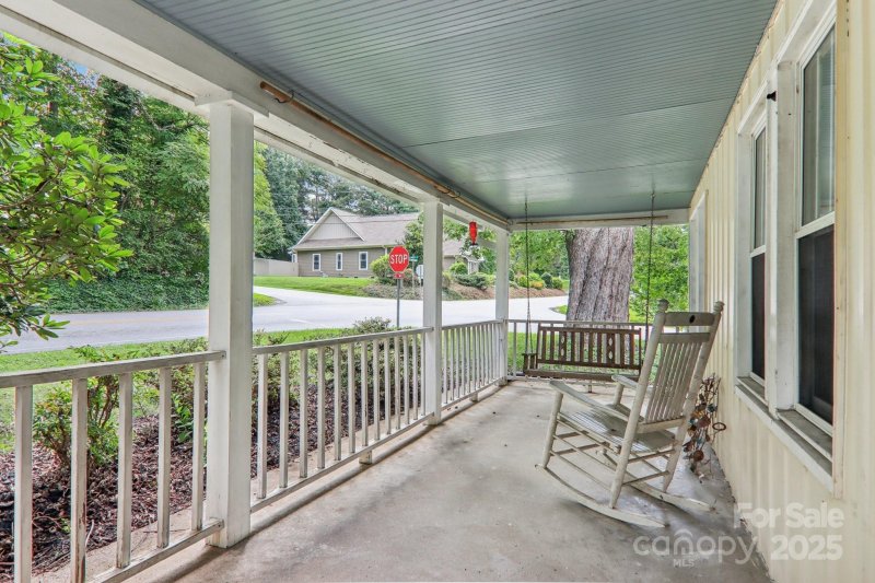 Property image 3 of 914 White Pine Drive in Laurel Park Estates, Hendersonville, NC 28739