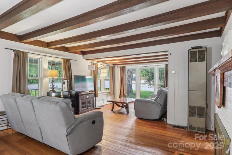 Property image 5 of 914 White Pine Drive in Laurel Park Estates, Hendersonville, NC 28739