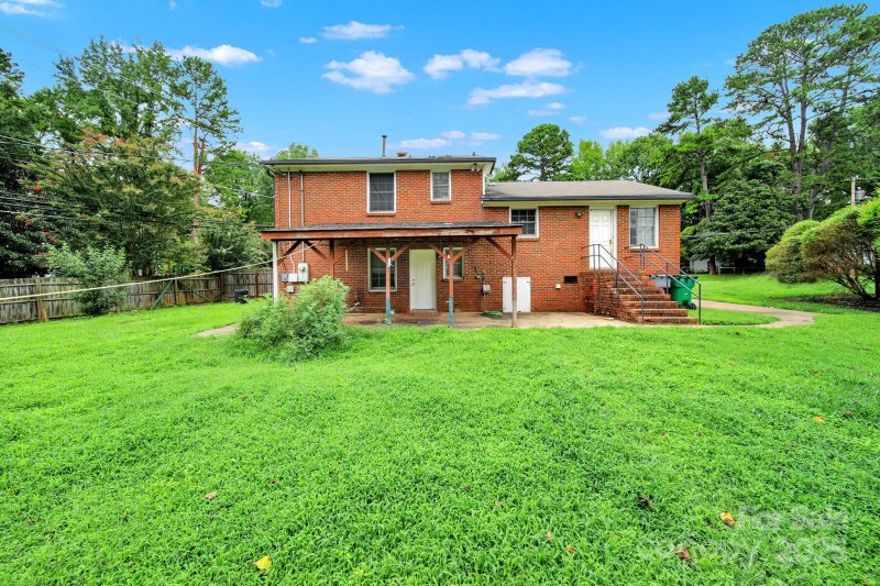 Property image 3 of 5300 Grafton Drive in Shannon Park, Charlotte, NC 28215