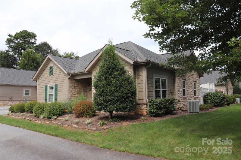 Property image 3 of 805c Wynnshire Drive in Wynnshire Ridge, Hickory, NC 28601