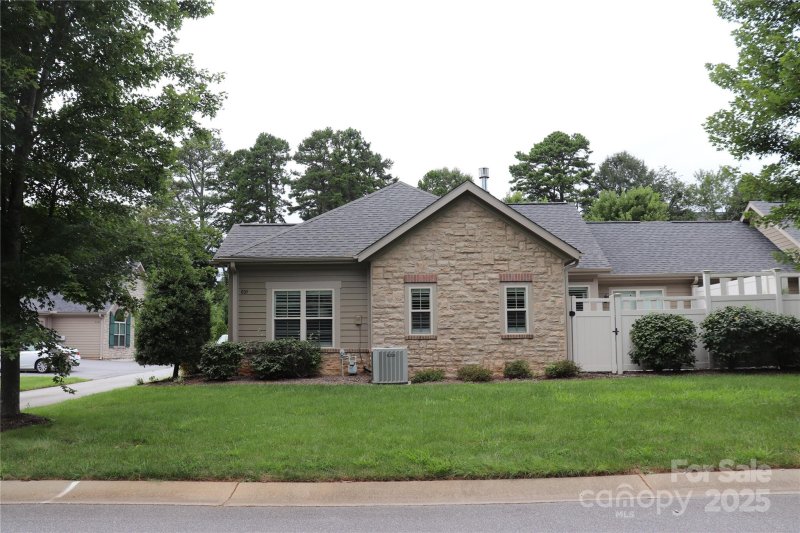 Property image 4 of 805c Wynnshire Drive in Wynnshire Ridge, Hickory, NC 28601
