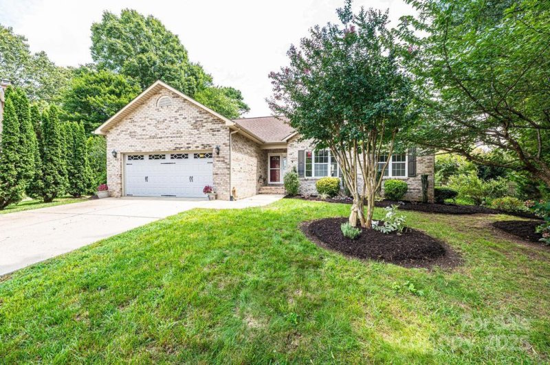 Property image 2 at 1537 34th Avenue Lane, Hickory, NC 28601