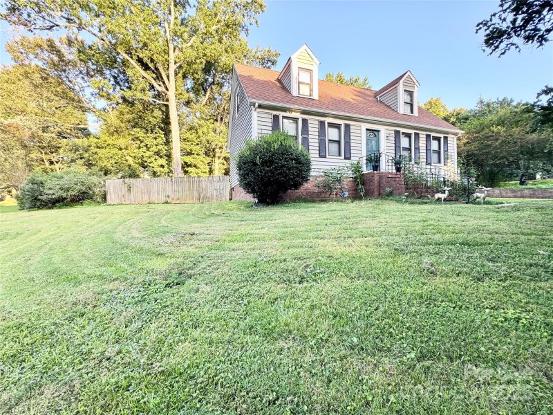 Property image 3 of 10301 Stornoway Court in Heathergate, Mint Hill, NC 28227