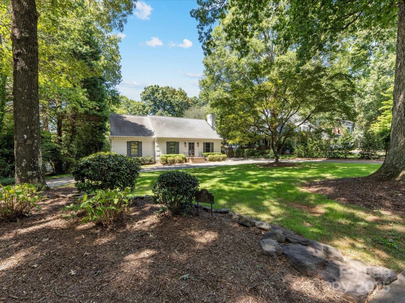 Property image 2 of 2118 Sharon Road in Myers Park, Charlotte, NC 28207