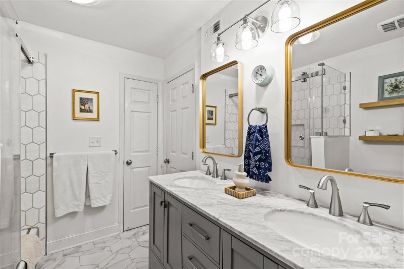 Property image 5 of 413 W 8th Street in Fourth Ward, Charlotte, NC 28202