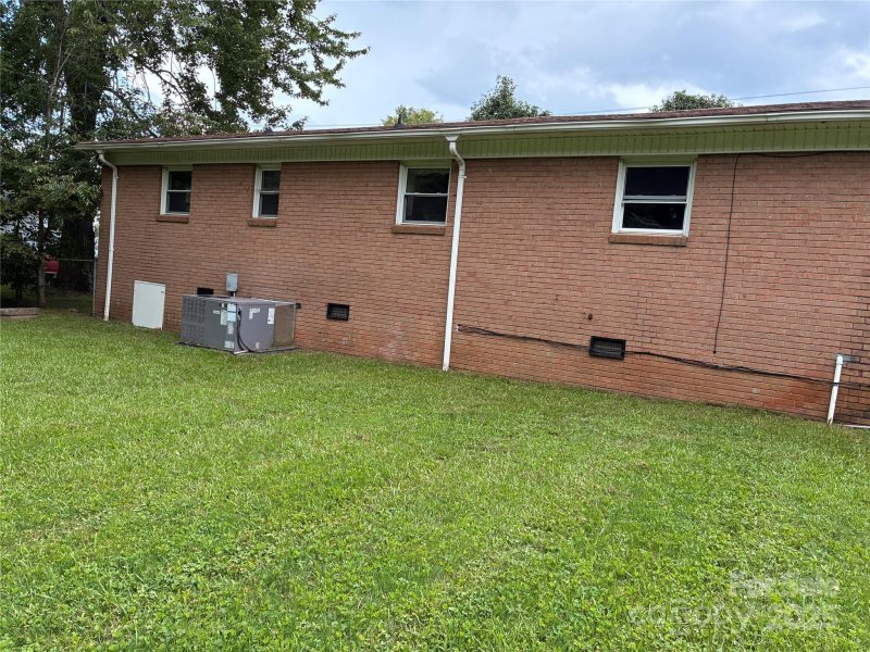 Property image 4 of 1721 N Post Road in Crestland Heights, Shelby, NC 28150