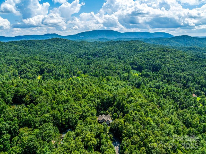 Property image 4 of 220 Amblewood Trail in Champion Hills, Hendersonville, NC 28739