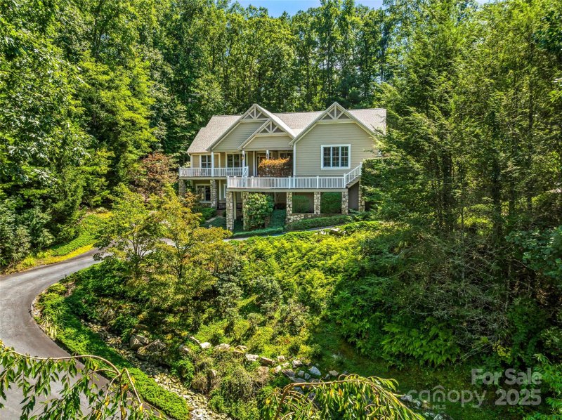 Property image 5 of 220 Amblewood Trail in Champion Hills, Hendersonville, NC 28739