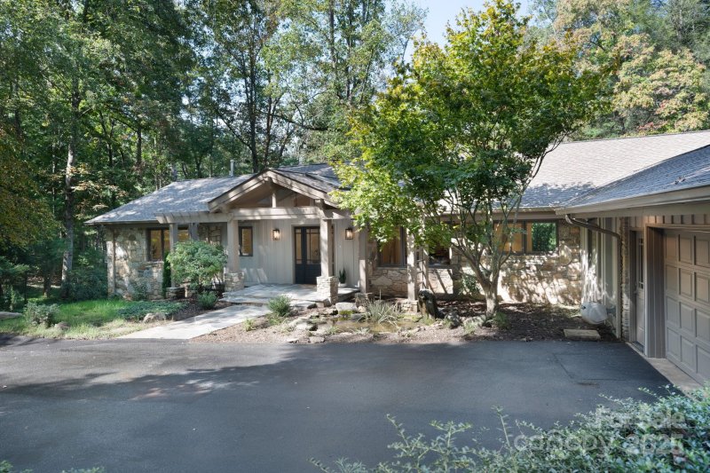 Property image 2 of 5 Holly Hill Road in Biltmore Forest, Asheville, NC 28803