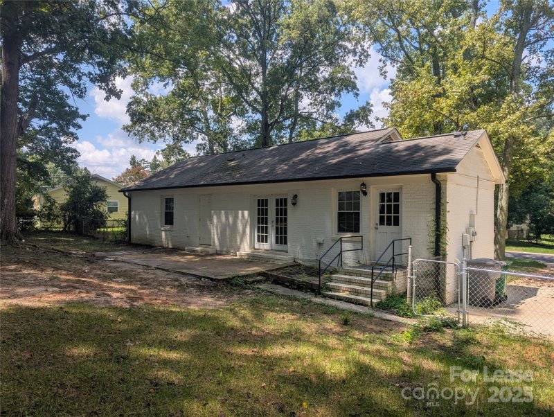 Property image 2 of 6542 Rosecran Drive in Hampshire Hills, Charlotte, NC 28215