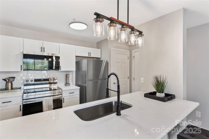 Property image 2 of 1620 Arlyn Circle in Colville Ii, Charlotte, NC 28213