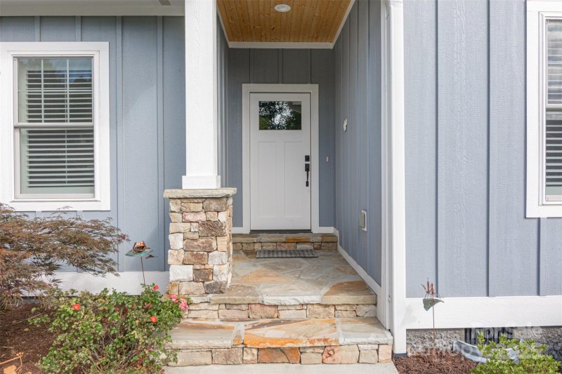 Property image 5 of 138 Olde Oak Way in Olde Oak, Hendersonville, NC 28792