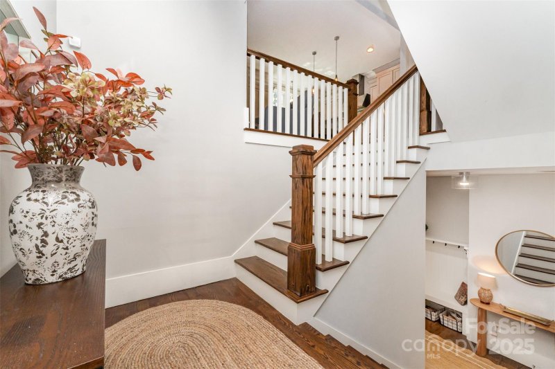 Property image 4 of 2934 Hillside Springs Drive in Myers Park, Charlotte, NC 28209