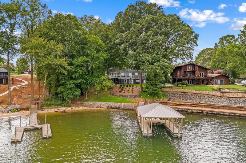 Property image 3 of 9598 Riviera Drive in Island Point, Sherrills Ford, NC 28673