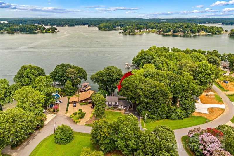 Property image 5 of 9598 Riviera Drive in Island Point, Sherrills Ford, NC 28673