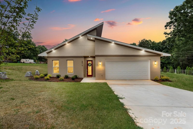 Property image 2 of 8516 Denbur Drive in Cedarbrook Acres, Charlotte, NC 28215