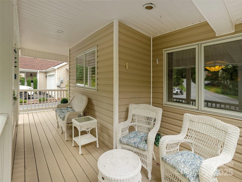 Property image 5 of 210 Black Oak Lane in Carriage Park, Hendersonville, NC 28791