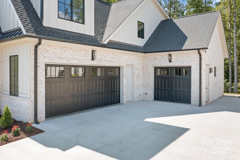 Property image 2 of 142 Castleview Lane in Davidson Downes, Mooresville, NC 28115
