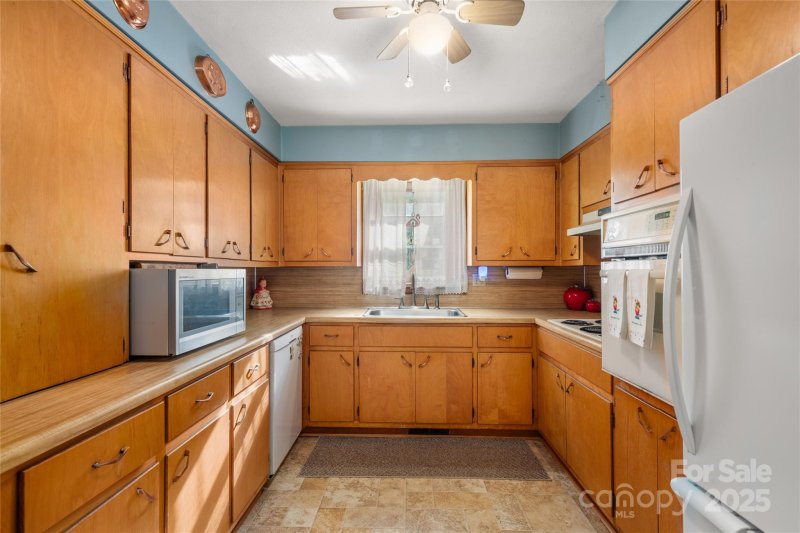 Property image 4 of 335 Lake Circle Drive in Lakeview Estates, Hendersonville, NC 28792