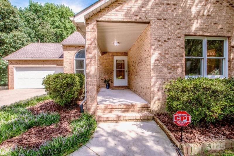 Property image 2 of 152 Kingfisher Drive in Whippoorwill Woods, Mooresville, NC 28117