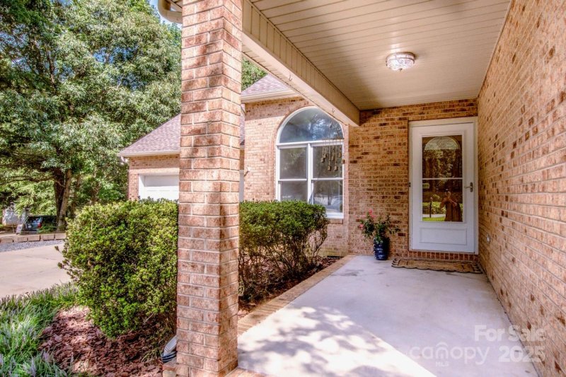 Property image 3 of 152 Kingfisher Drive in Whippoorwill Woods, Mooresville, NC 28117