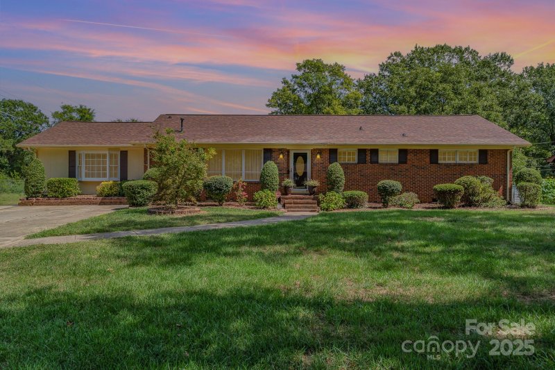 Watauga Village, Charlotte Community