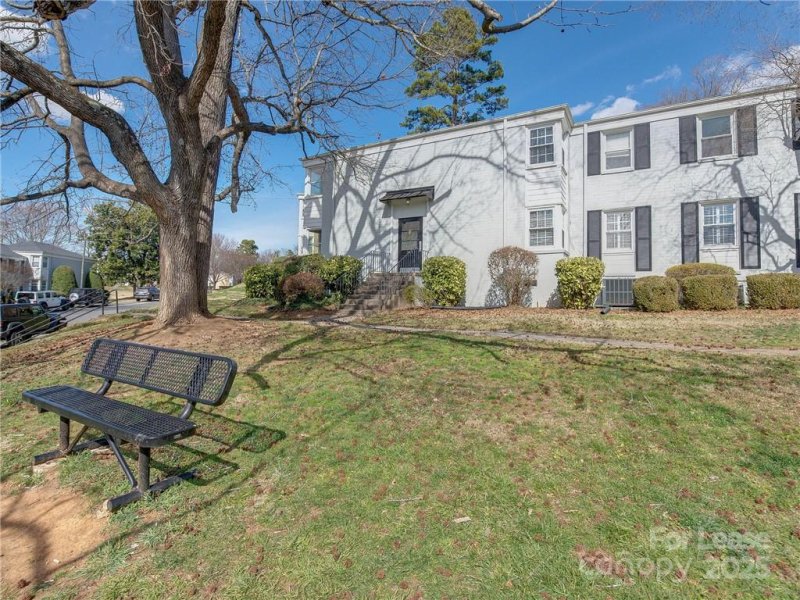 Property image 2 of 220 Wakefield Drive in Myers Park, Charlotte, NC 28209