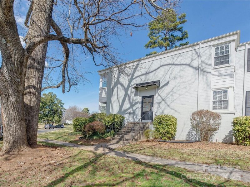 Property image 3 of 220 Wakefield Drive in Myers Park, Charlotte, NC 28209