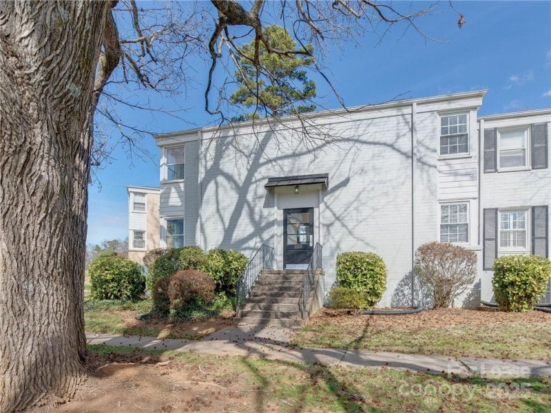 Property image 4 of 220 Wakefield Drive in Myers Park, Charlotte, NC 28209