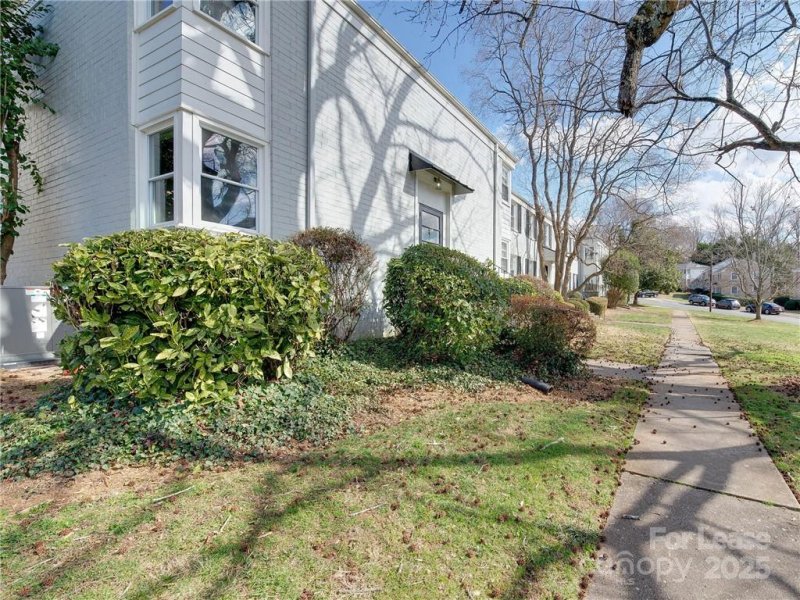 Property image 5 of 220 Wakefield Drive in Myers Park, Charlotte, NC 28209