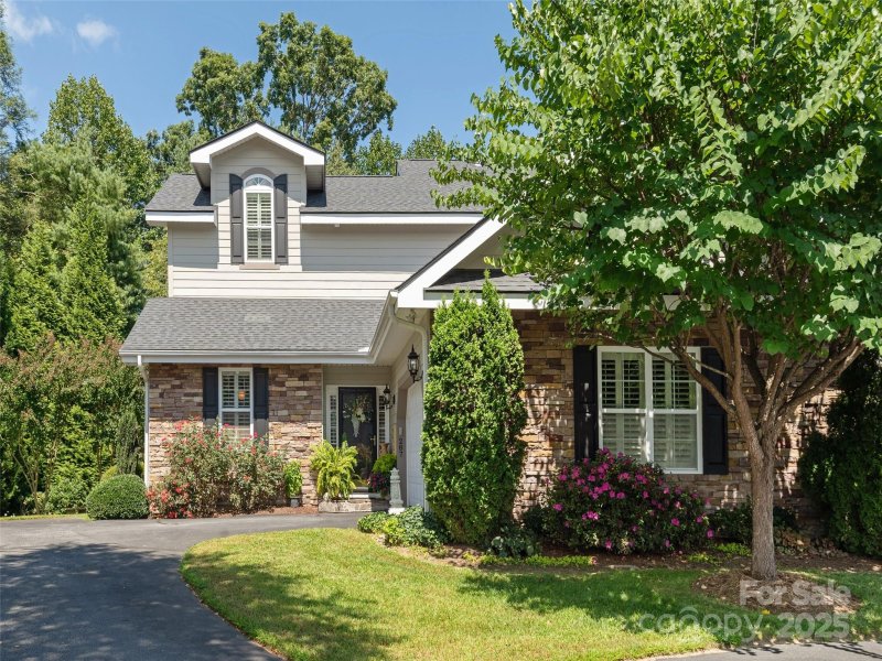 Property image 2 of 287 Towne Place Drive in Towne Place, Hendersonville, NC 28792