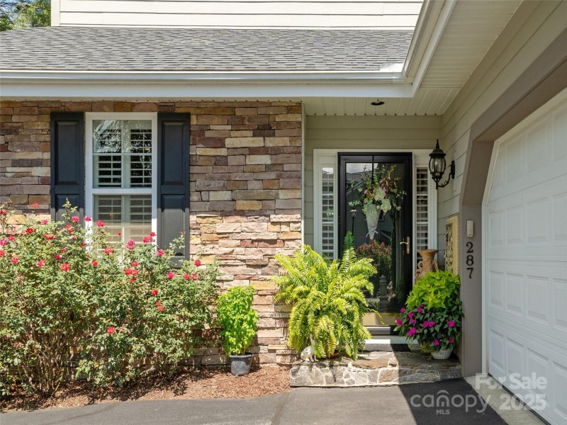 Property image 3 of 287 Towne Place Drive in Towne Place, Hendersonville, NC 28792