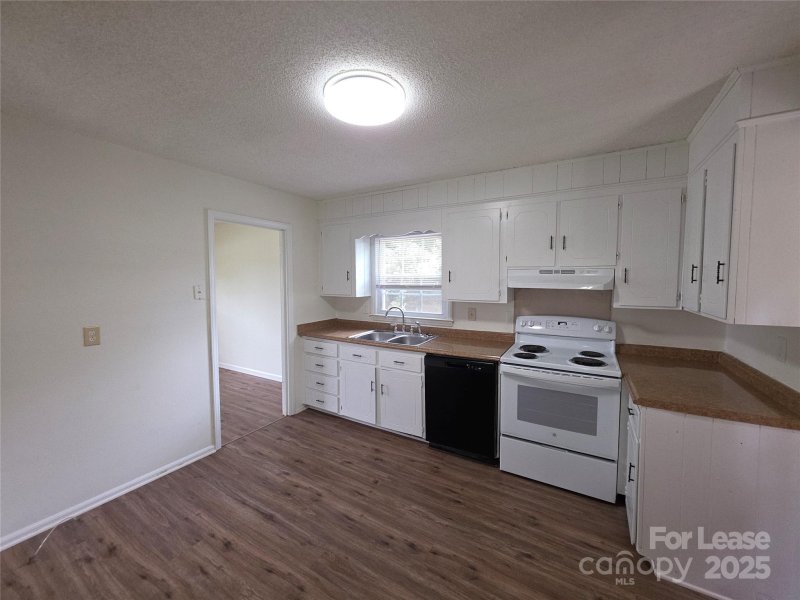 Property image 3 of 6501 Barrington Drive in Hampshire Hills, Charlotte, NC 28215