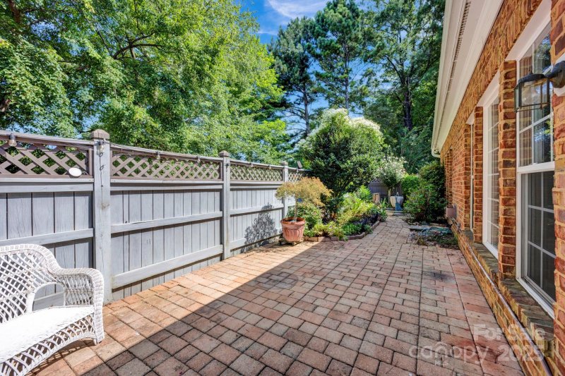 Property image 3 of 833 Treverton Drive in Avington, Matthews, NC 28105