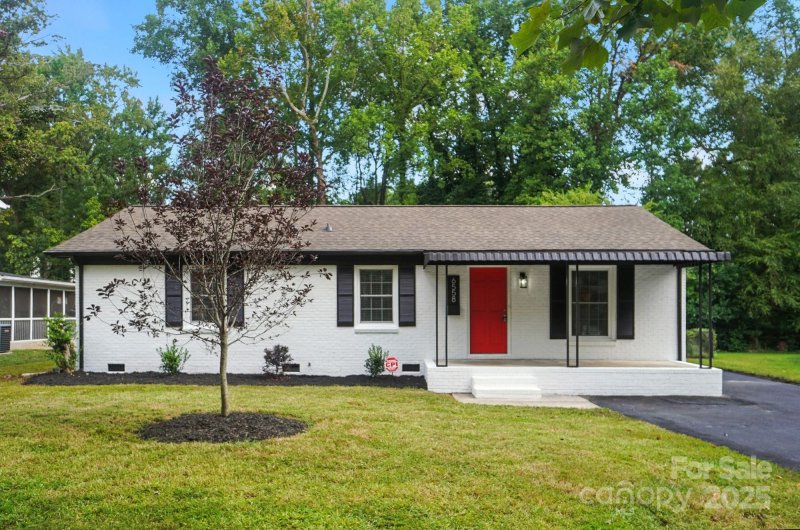 Eastbrook Woods, Charlotte Community