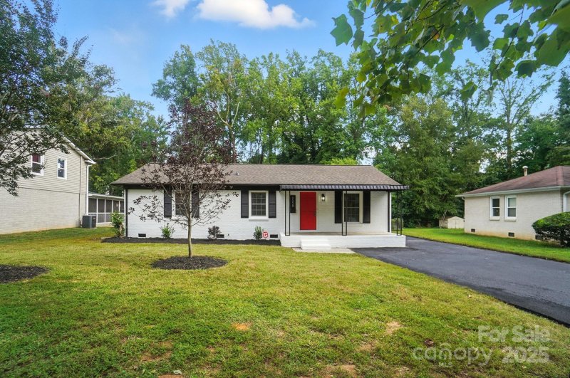 Property image 2 of 6558 Covecreek Drive in Eastbrook Woods, Charlotte, NC 28215