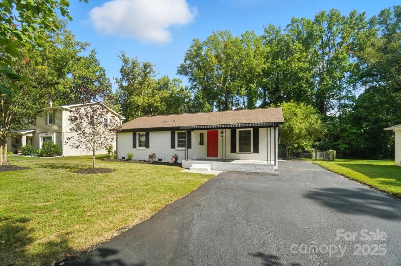 Property image 3 of 6558 Covecreek Drive in Eastbrook Woods, Charlotte, NC 28215