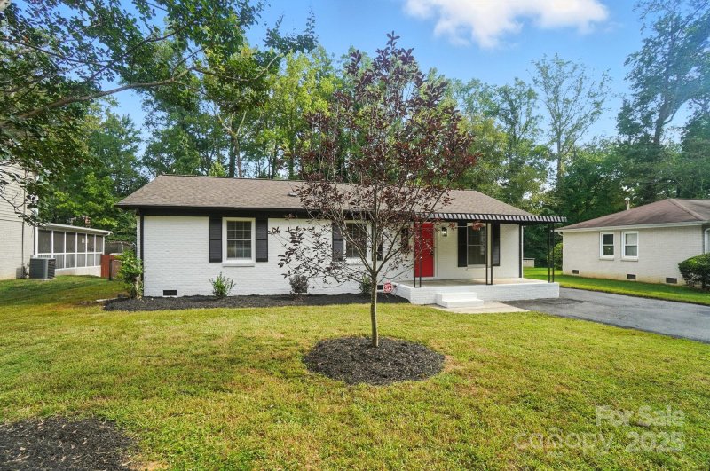 Property image 4 of 6558 Covecreek Drive in Eastbrook Woods, Charlotte, NC 28215