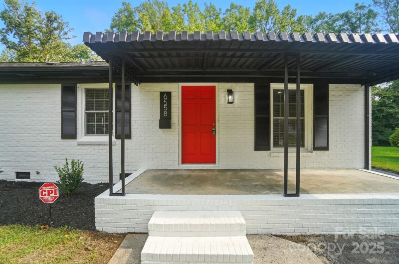 Property image 5 of 6558 Covecreek Drive in Eastbrook Woods, Charlotte, NC 28215